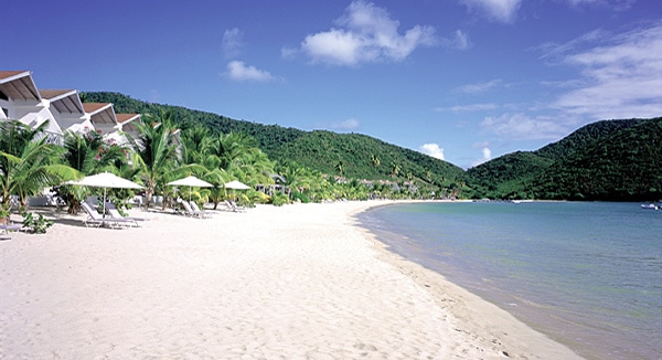 Auf Antigua entspannen Urlauber an der Carlisle Bay oder fahren per Seilbahn durch den Regenwald