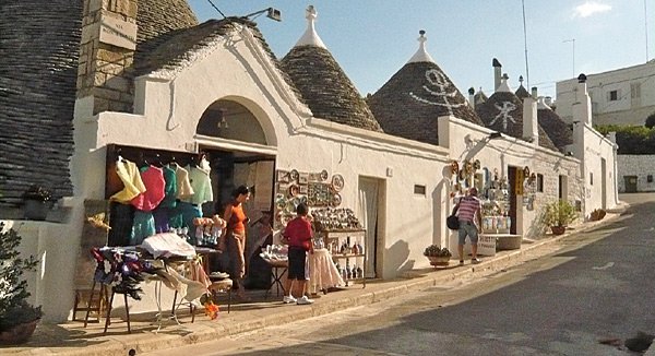 Das Markenzeichen Apuliens sind die runden Häuser mit Kegeldächern. In Alberobello werden ganze Straßenzüge von Trullihäusern geprägt