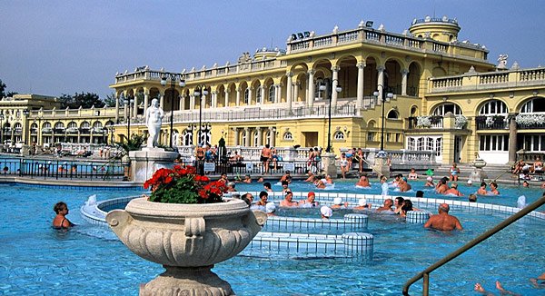Im Széchenyi-Bad in Budapest können Erholungssuchende im größten Badekomplex Europas entspannen