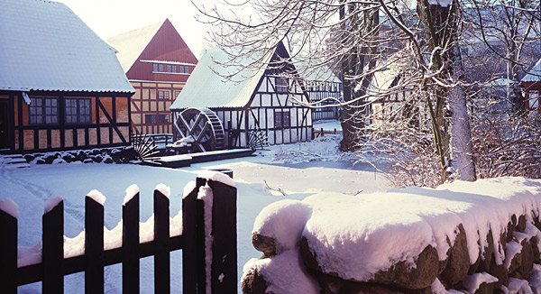 Dänemark im Winter: Die Fachwerkhäuser und die historischen Werkstätten in Den Gamle By in Aarhus zeigen das Weihnachten alter Zeiten