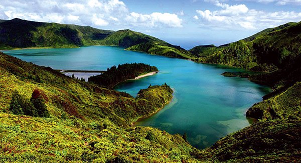 Leuchtende Kraterseen und bunte Blumenvielfalt: Die Azoren begeistern Naturliebhaber aus aller Welt