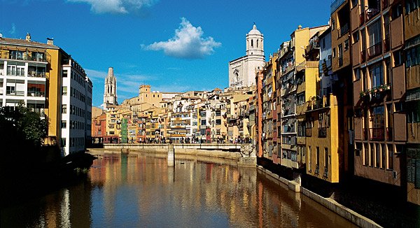 Girona: Die malerischen, bunt gestrichenen Häuser entlang des Flusses Onyar laden zum Flanieren ein.
