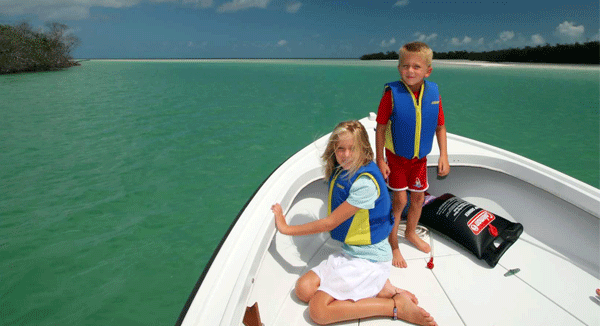 Kinder auf einem Boot