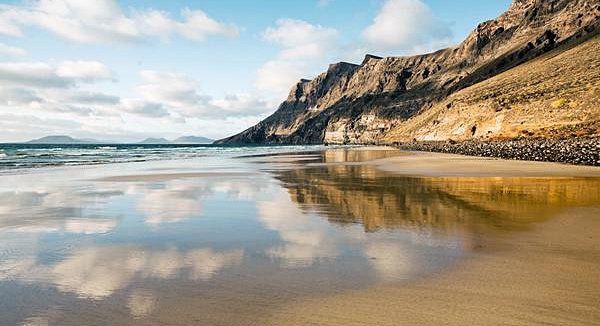 Abseits des Massentourismus: Der Playa de Famara ist der längste Strand auf Lanzarote