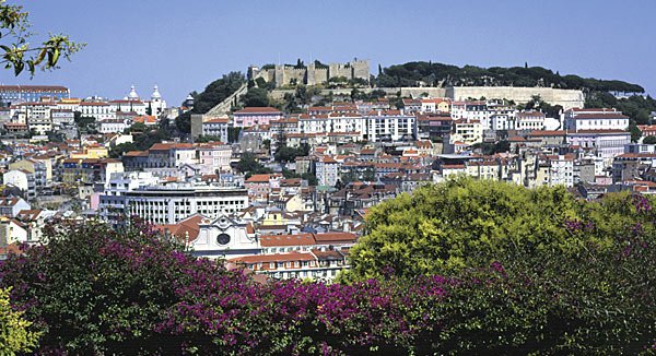 Empfehlenswert ist der Besuch des kleinen Parks am São Pedro de Alcântara - Der Blick schweift bis zum Castello de São Jorge