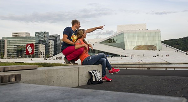 Markant: Das Osloer Opernhaus trägt die Form eines Gleschers. Im Sommer genießen Besucher die Stadtansicht vom Dach aus