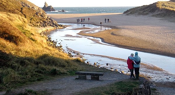 Entlang des Wales Coast Path genießen Wanderer eine herrliche Landschaft mit Blick auf die Küste und die Irische See