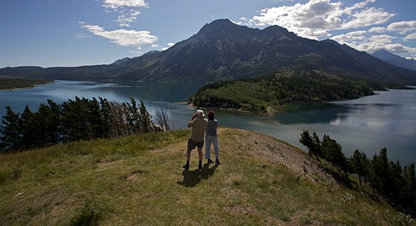 Wanderer in Alberta erleben die Natur der Provinz am Fuße der Rocky Mountains hautnah