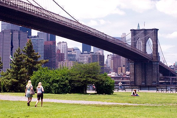 Herrlich: Ein Spaziergang im Park und an der Promenade unter der Brooklyn Bridge (Bild: www.nycgo.com)