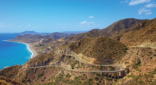 Der Naturpark Cabo de Gata in Spanien erstreckt sich über mehr als 50 Kilometer beinahe unverbauter Küste und bietet ein Hinterland voller spektakulärer Ausblicke.