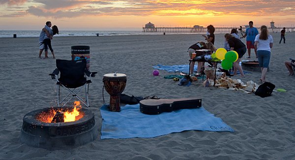 An den Feuerstellen können Urlauber den südkalifornischen Sonnenuntergang genießen. Im Hintergrund: Huntington Beach Pier