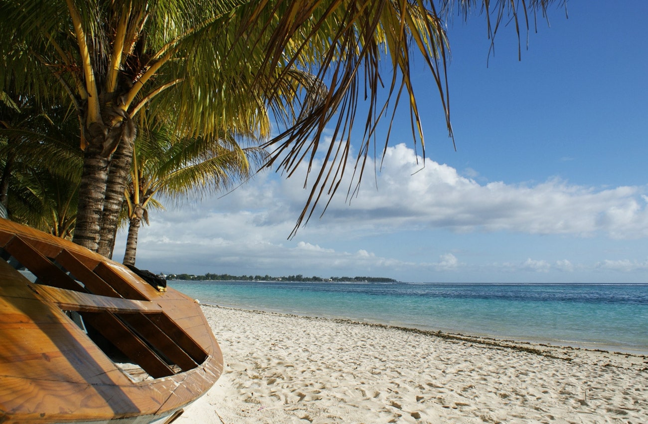 Die Ostküste von Mauritius ist eine wunderschöne Landschaft weißer Sandstrände, Palmen und Meer.