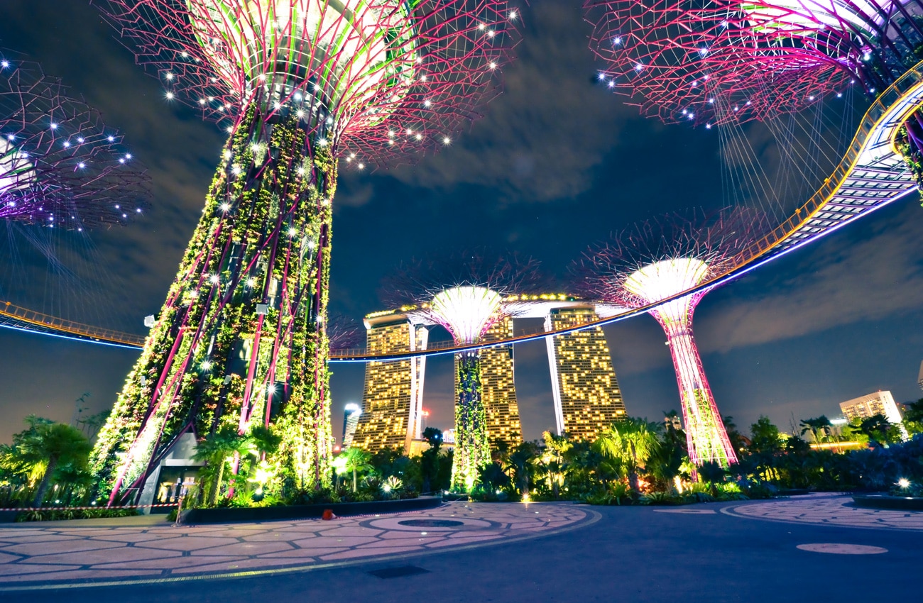 Supertrees und Marina Bay Sands Hotel zieren die Skyline von Singapur.