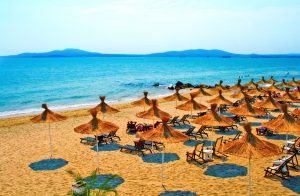 Sonnenschirme am ruhigen Strand in Bulgarien