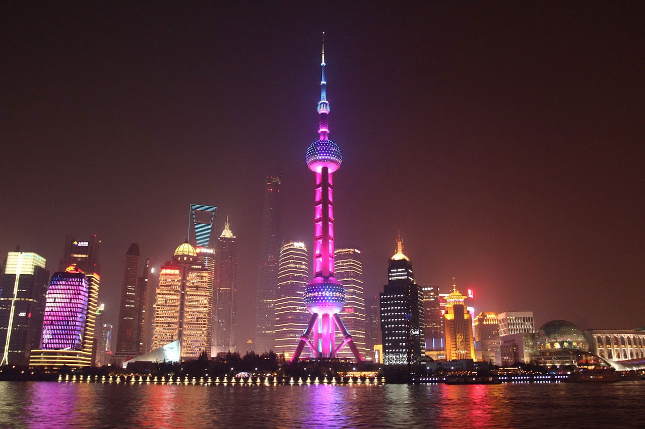 Shanghai - Glitzerwelt aus Lichtern, Technik und Luxus