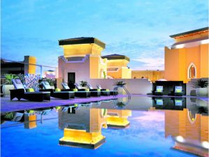 Traders Qaryat Al Beri Abu Dhabi by Shangri-La - Pool und Sonnenterrasse