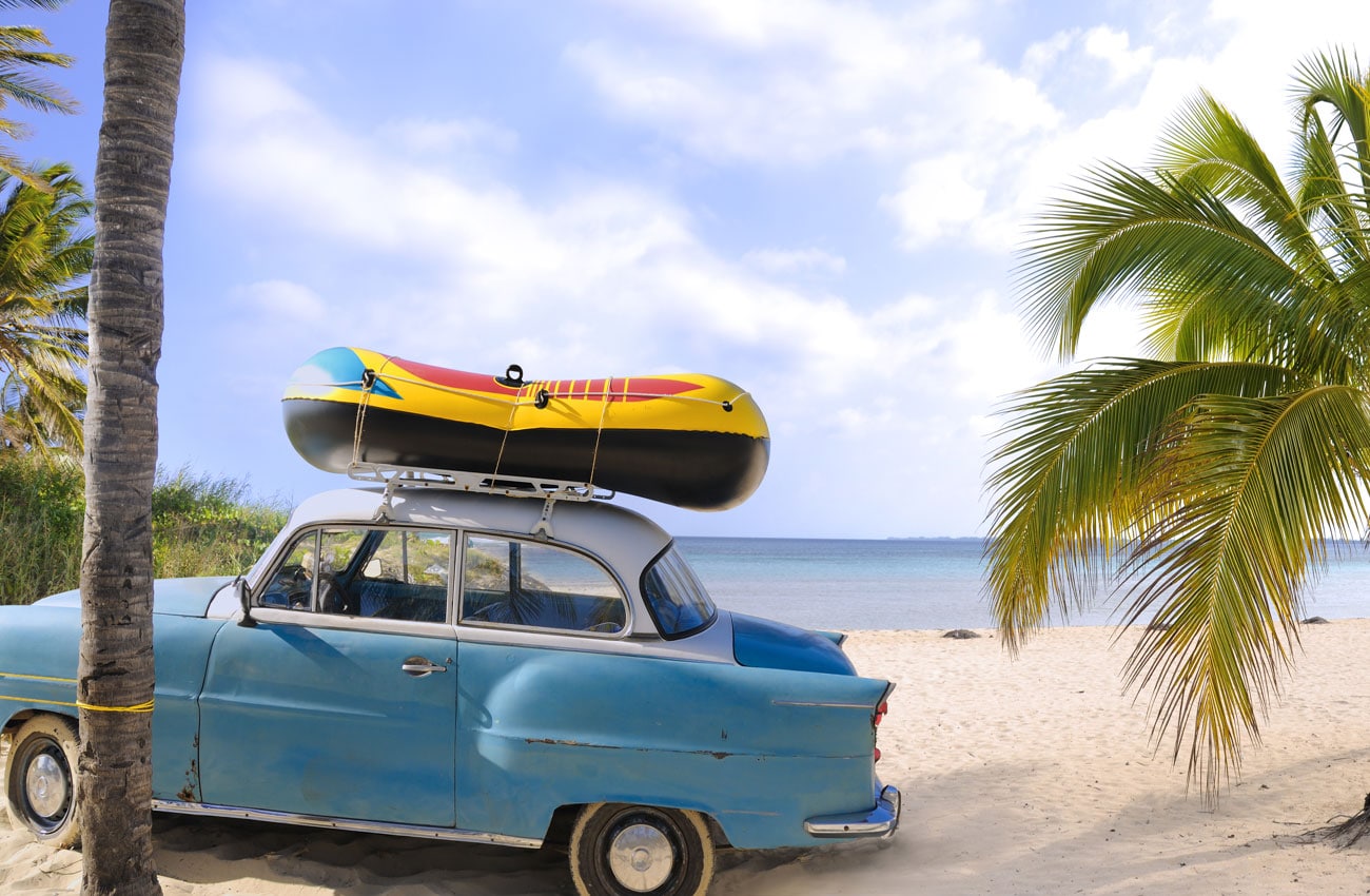Die berühmten Oldtimer lassen sich auf Kuba selbst am Strand finden.