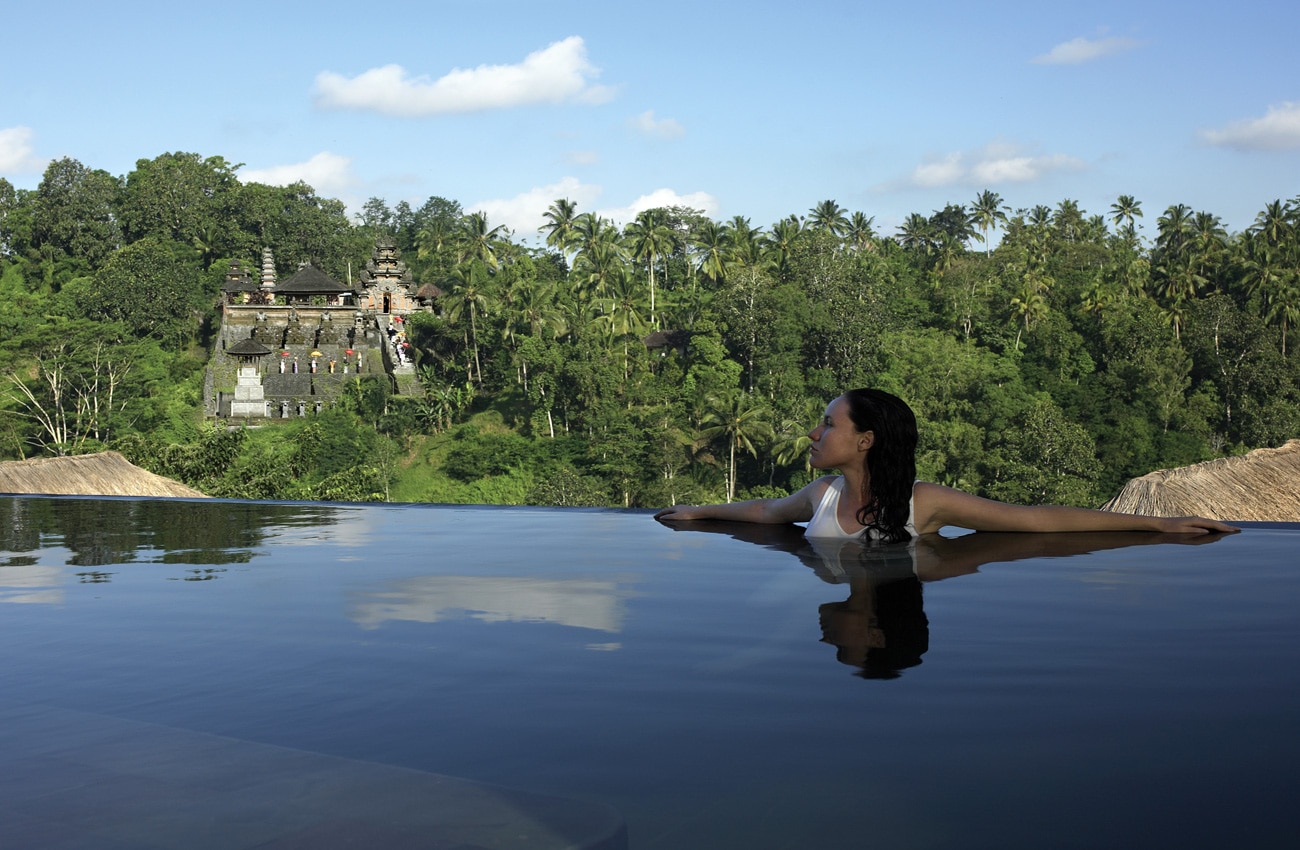 Frau im Pool in Bali 