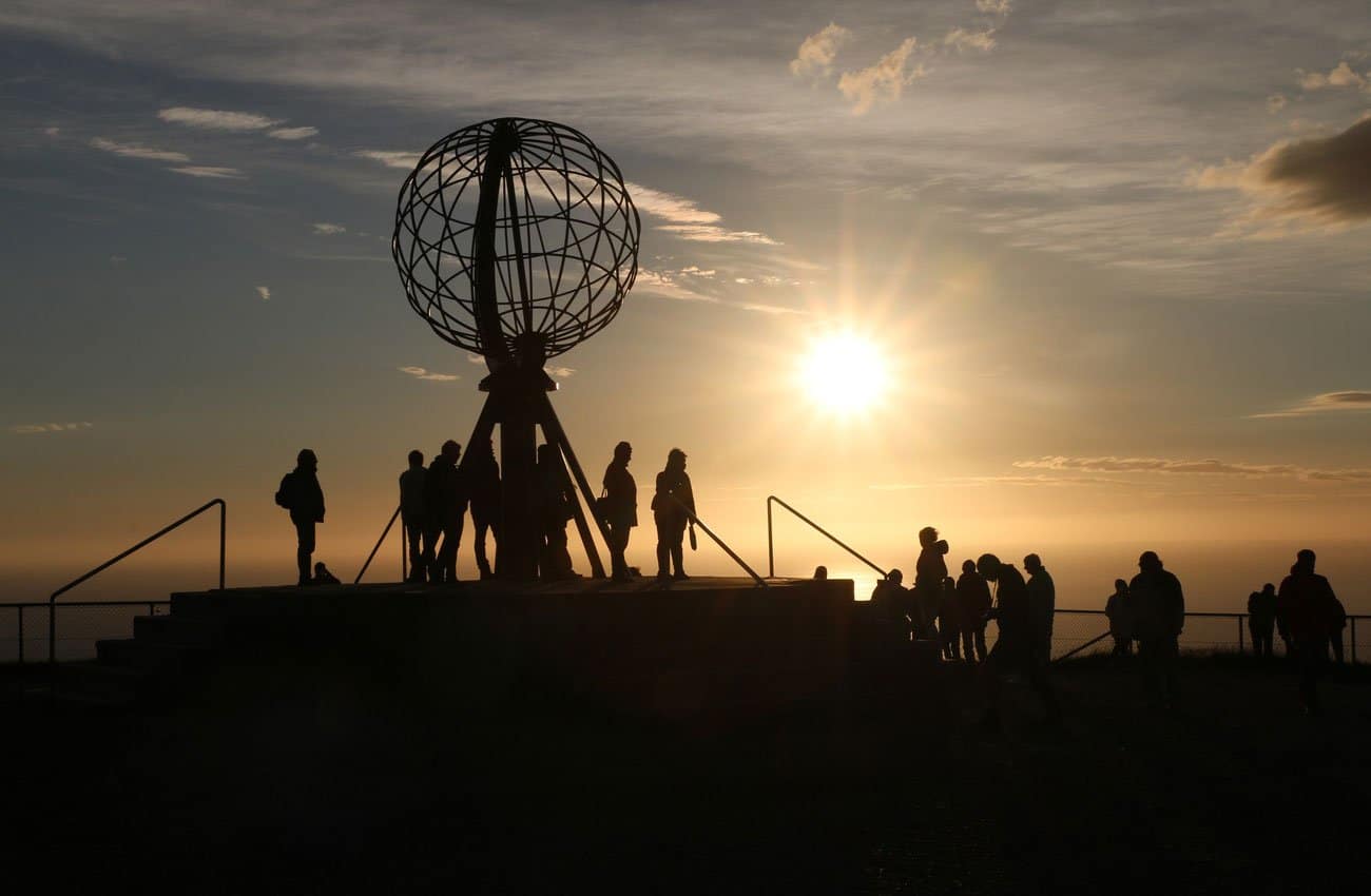 Das weit nördlich des Polarkreises gelegene Nordkap reizt im Sommer mit einer niemals untergehenden Sonne