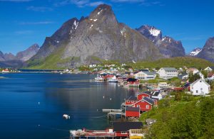 Kleine malerische Dörfer liegen inmitten der grandiosen Landschaft und Natur Norwegens