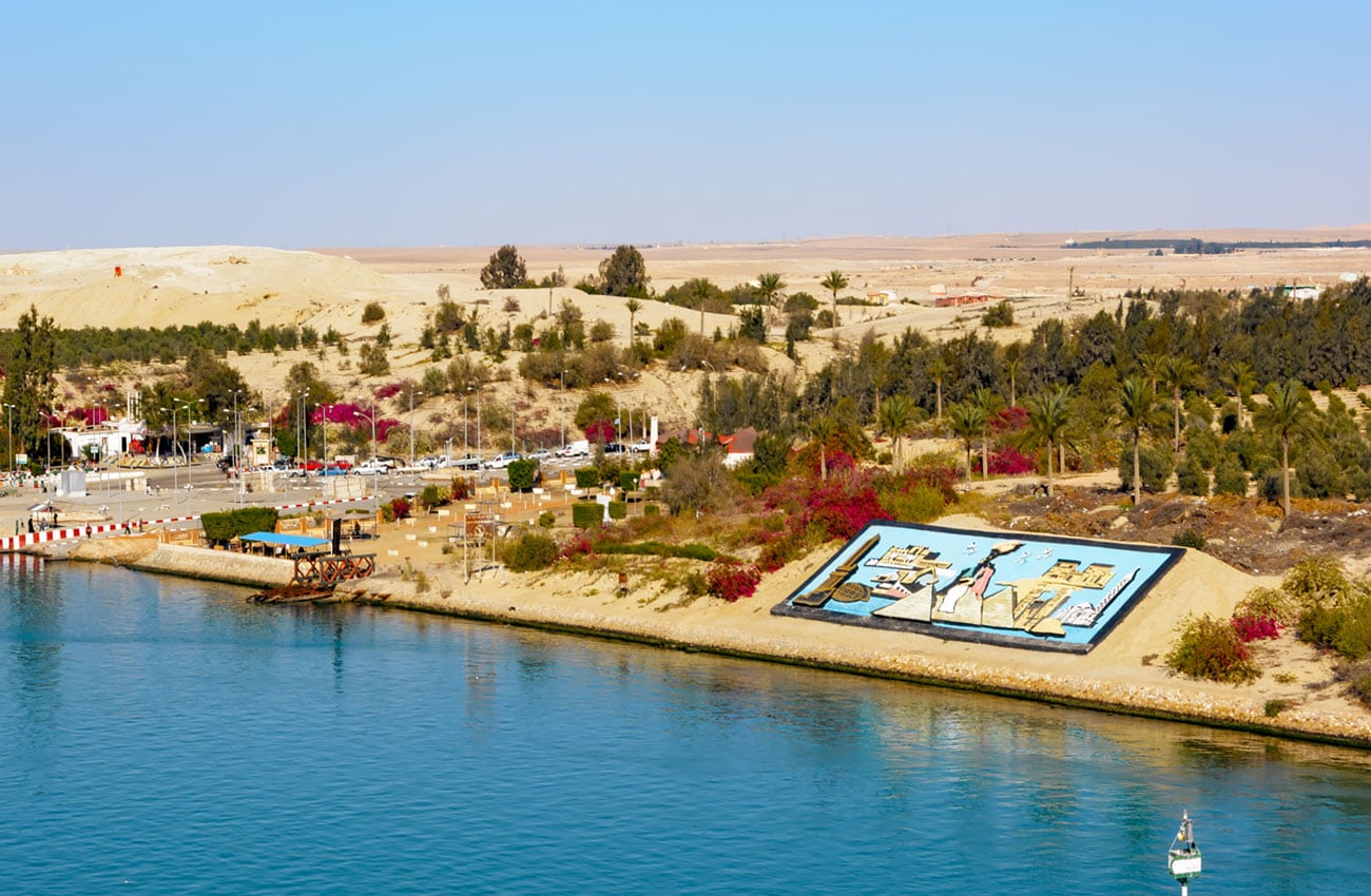Der Kontrast von Wüste, Wasser und Himmel am Suezkanal hat fast schon eine meditative Wirkung.