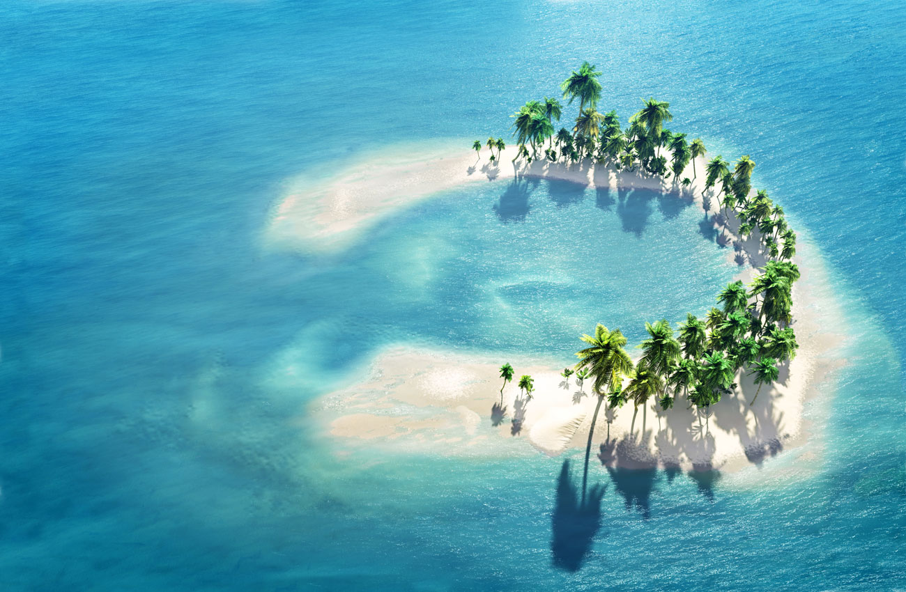 Hunderte Inseln, die wie grüne Smaragde mit weißer Einfassung im leuchtend blauen Meer unter strahlendem Sonnenschein liegen